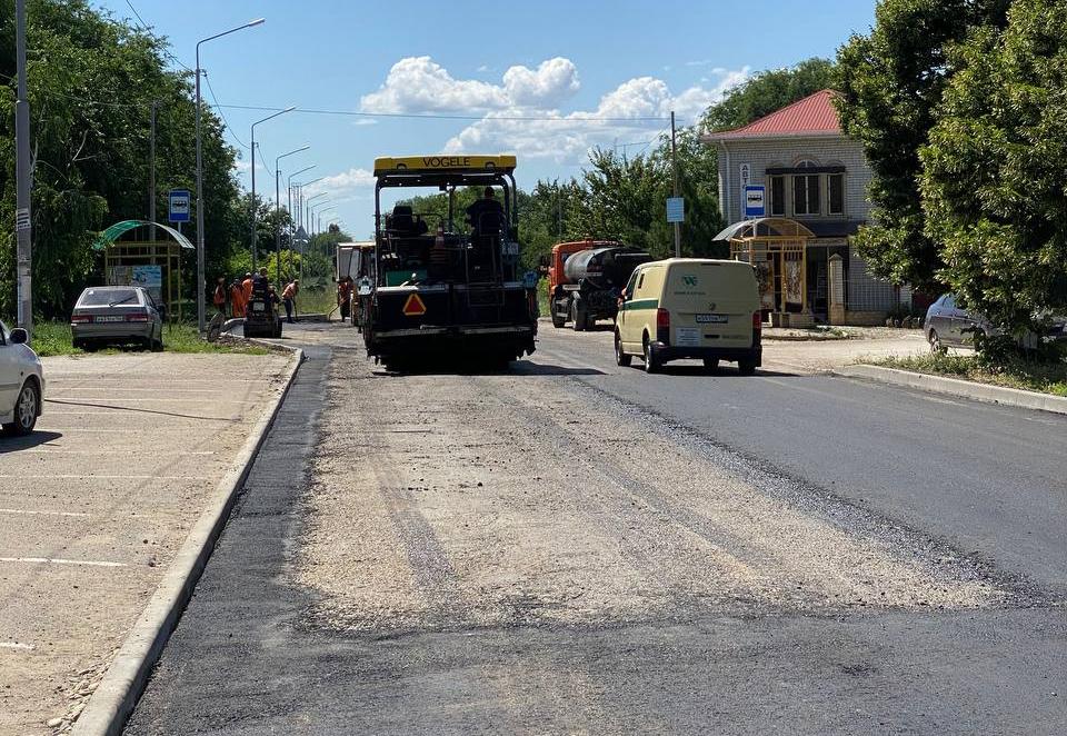 Завершаются работы по асфальтированию дороги по ул.Железнодорожной г.Новоалександровска