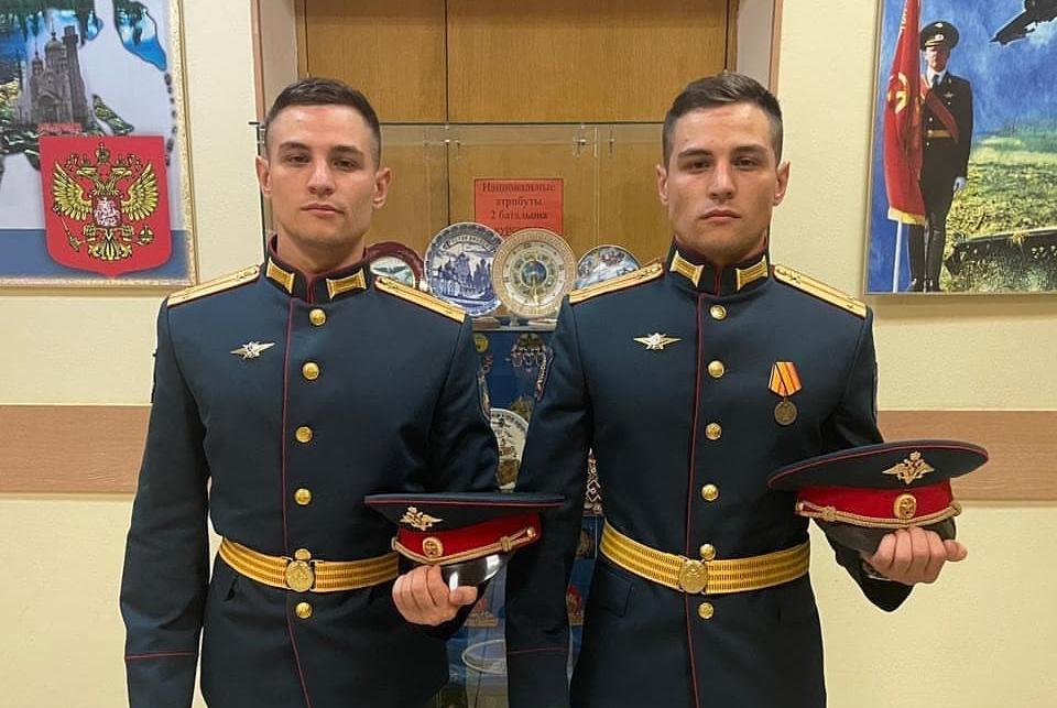Братья Головач из Новоалександровска получили офицерские кортики на Красной площади в Москве