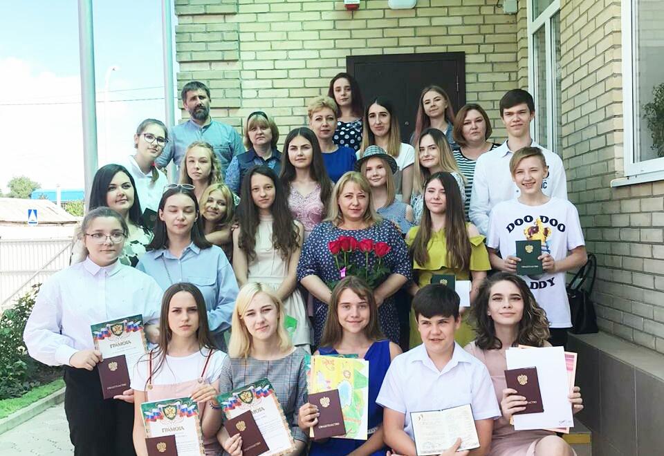 Торжественное вручение свидетельств об окончании обучения выпускникам МБУ ДО ДХШ г.Новоалександровска