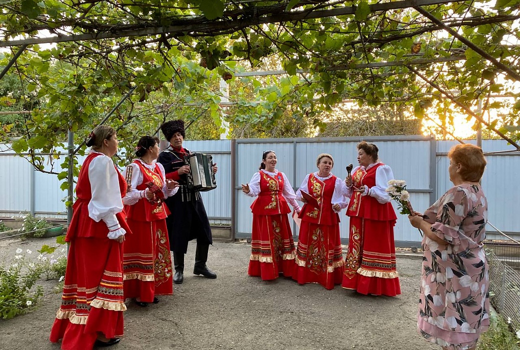 В станице Григорополисской работники культуры поздравили ветеранов дошкольного образования