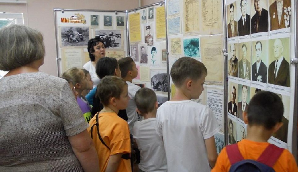 Воспитанники летнего оздоровительного лагеря «Солнышко» лицея «Экос» г. Новоалександровска в архивном отделе