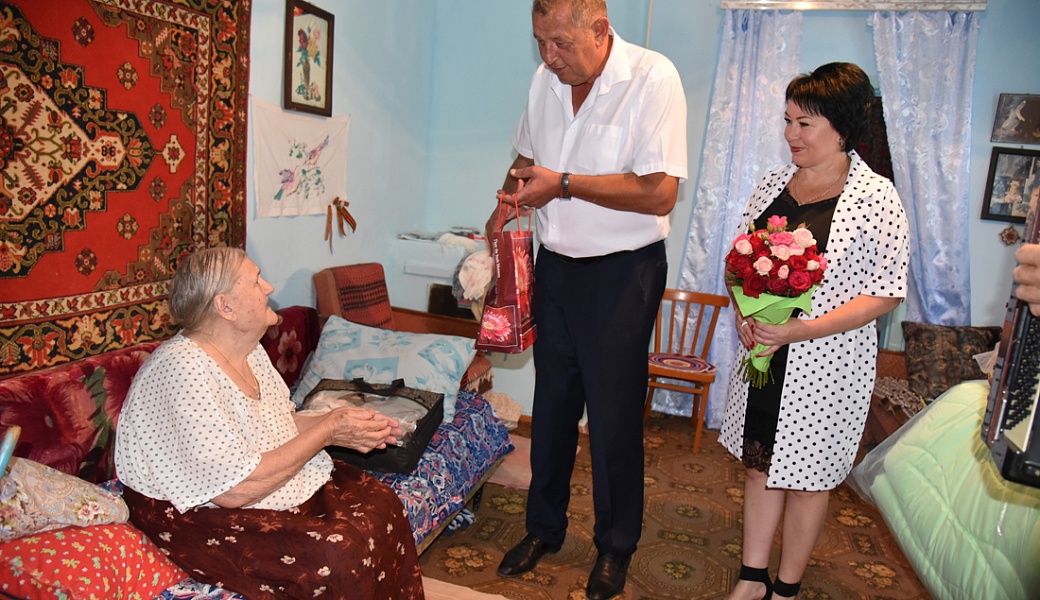 Жительницу поселка Горьковский поздравили с 92-летием