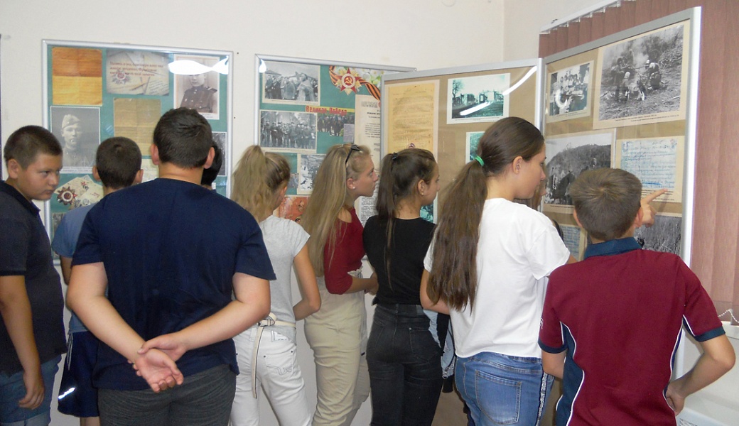Выставка «Цена Победы» для воспитанников пришкольного лагеря