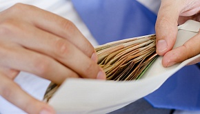 Налоговая служба разъяснила последствия зарплаты в конверте