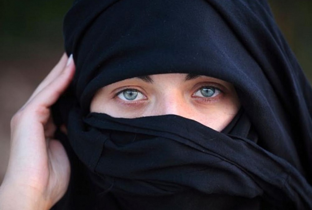 Как террористы ИГИЛ вербуют женщин в сети?