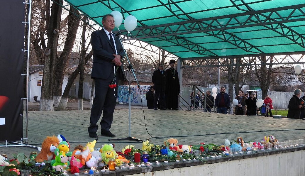 В Новоалександровске прошел траурный митинг в память о погибших в Кемерово