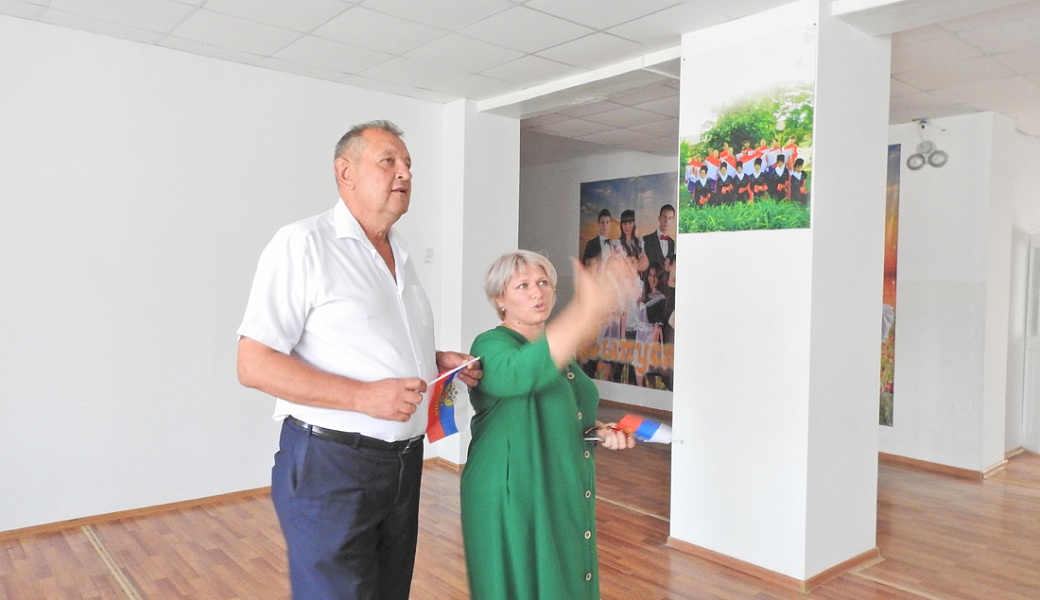 Краевой парламентарий Анатолий Жданов осмотрел ремонт спортзала в сельской школе