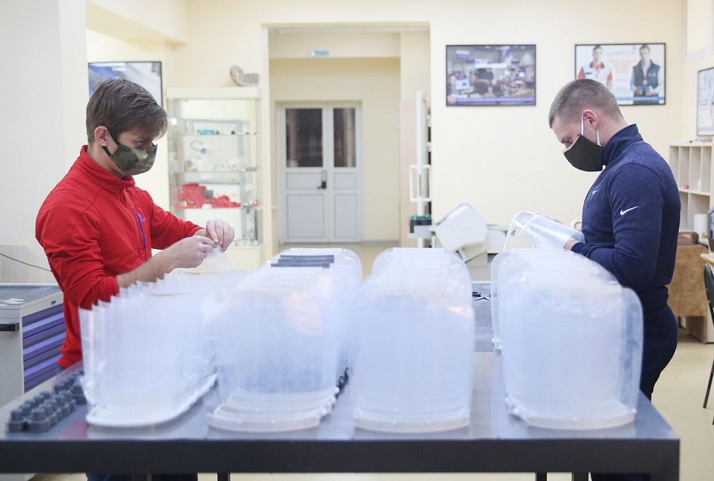 Волонтеры Ставрополья совершенствуют для медиков средства защиты от коронавируса