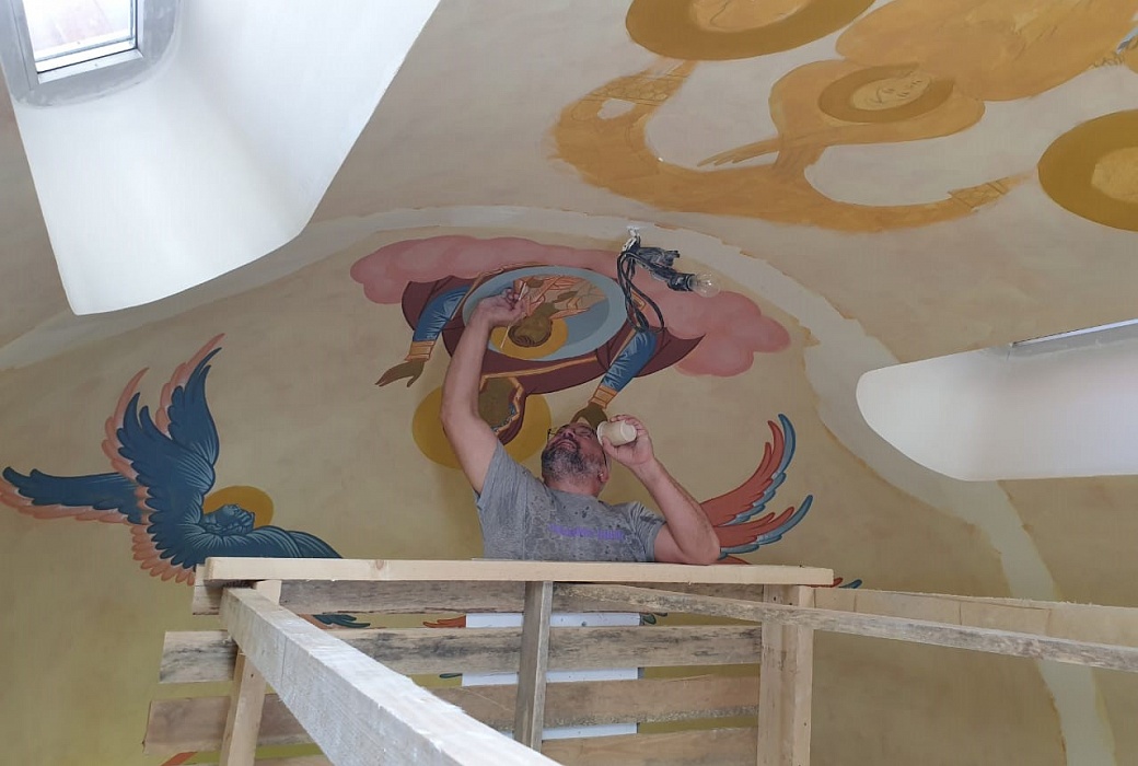 Художники расписали храм в станице Кармалиновской